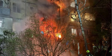 Нічна атака на Київ: 8 постраждалих та пожежа в будинку