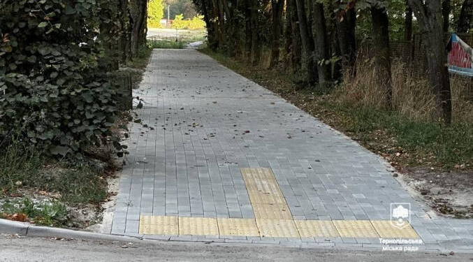 У Тернополі облаштували новий безбар’єрний тротуар