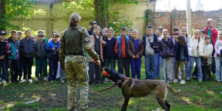 У Тернополі поліцейські вчили дітей дбати про тварин