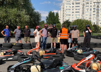 У Тернополі ветерани опановують картинг