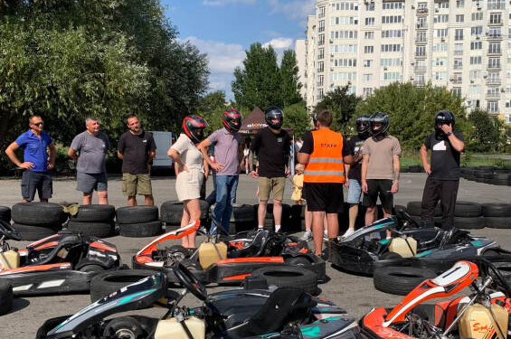 У Тернополі ветерани опановують картинг