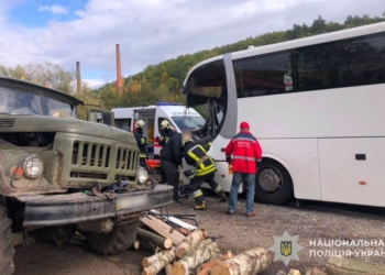 ДТП на Чортківщині: вантажівка врізалася в автобус