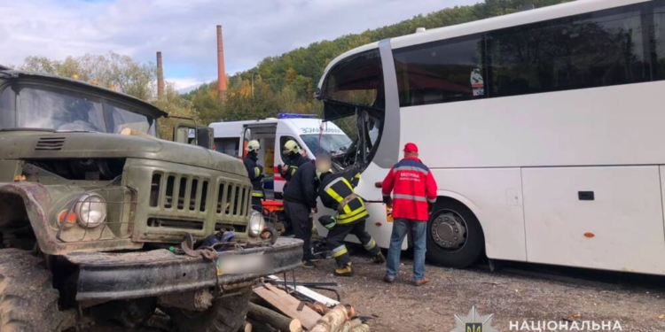 ДТП на Чортківщині: вантажівка врізалася в автобус