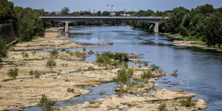 Франція потерпає від історичної посухи: тисячі без води