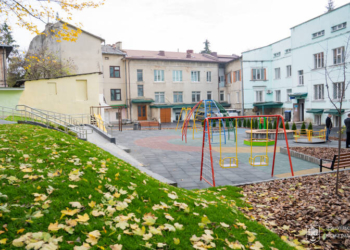 Інклюзивний майданчик біля поліклініки в Тернополі