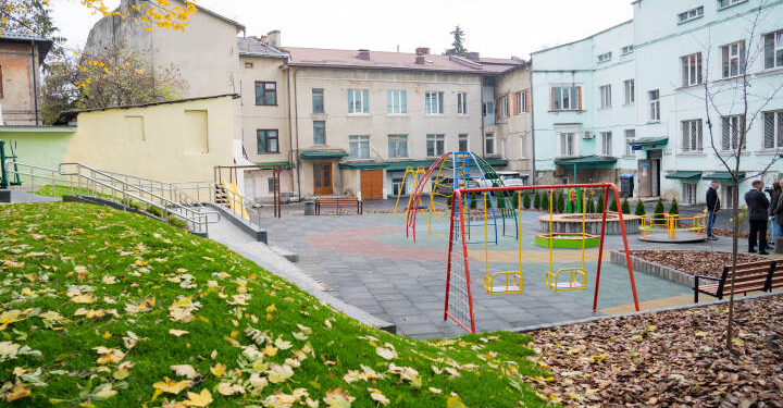 Інклюзивний майданчик біля поліклініки в Тернополі