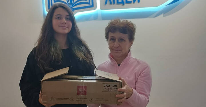 Ліцеїстка з Тернополя зібрала 25 тис. грн для військових