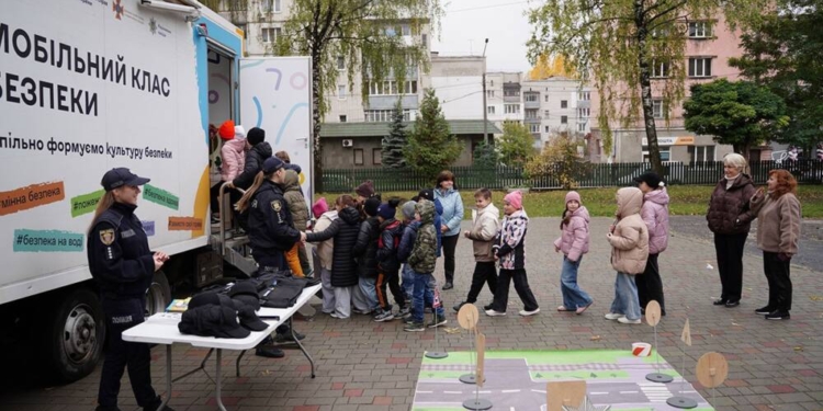Мобільний клас безпеки навчає школярів Тернополя
