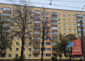 На вулиці Київській у Тернополі видаляють аварійні дерева