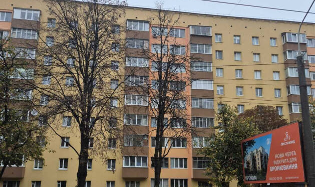 На вулиці Київській у Тернополі видаляють аварійні дерева