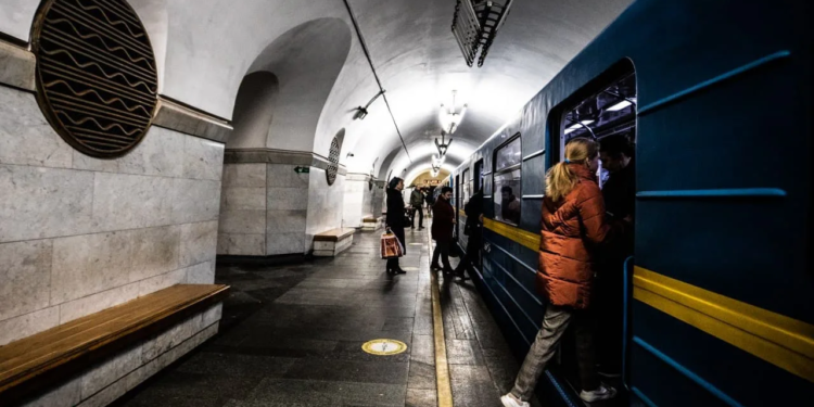 Наслідки атаки рф на Київ: пошкоджено ресторан та метро