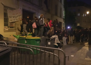 Париж готується до нових масових протестів школярів
