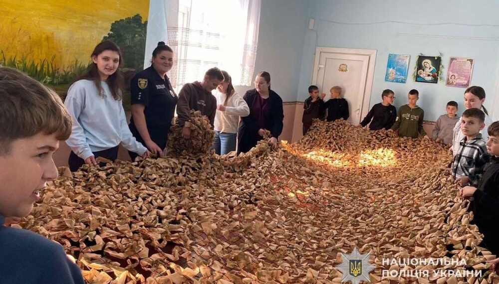 Поліцейські, школярі та вчителі створили маскувальні сітки