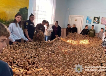 Поліцейські, школярі та вчителі створили маскувальні сітки