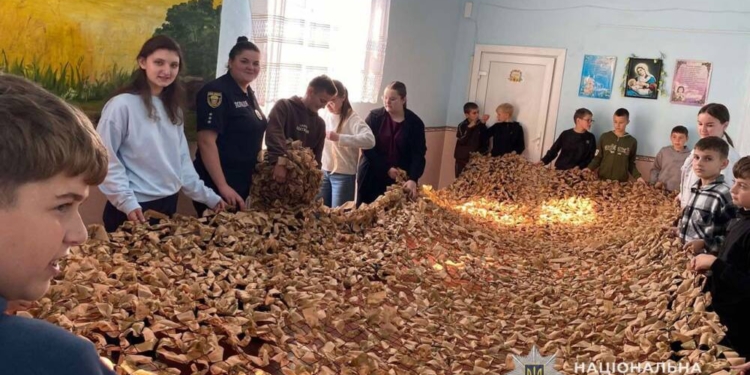 Поліцейські, школярі та вчителі створили маскувальні сітки