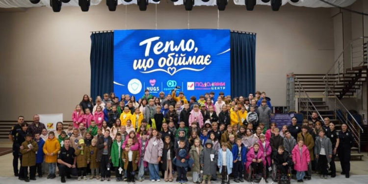 Тернопільські діти отримали зимові куртки від поліції