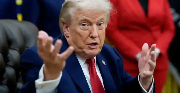 Трамп виплачує американцям $2,35 млрд перед виборами