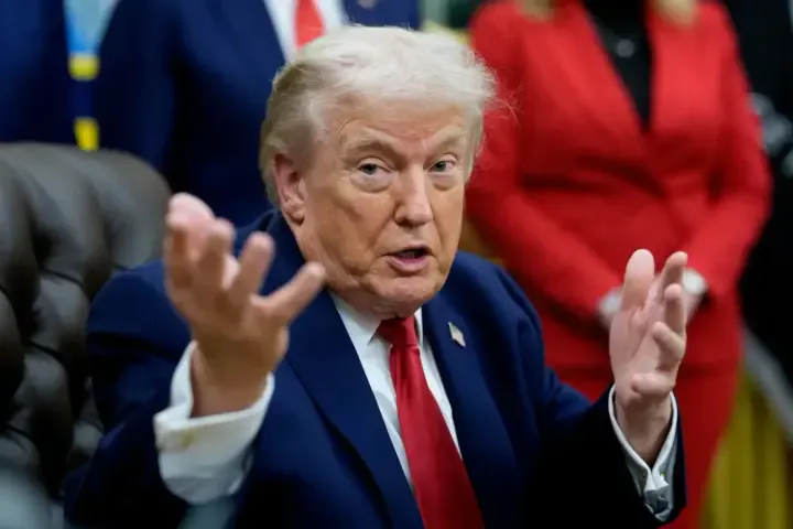 Трамп виплачує американцям $2,35 млрд перед виборами