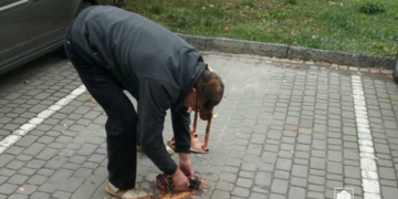 На вулиці Білогірській прибрали паркувальний бар'єр