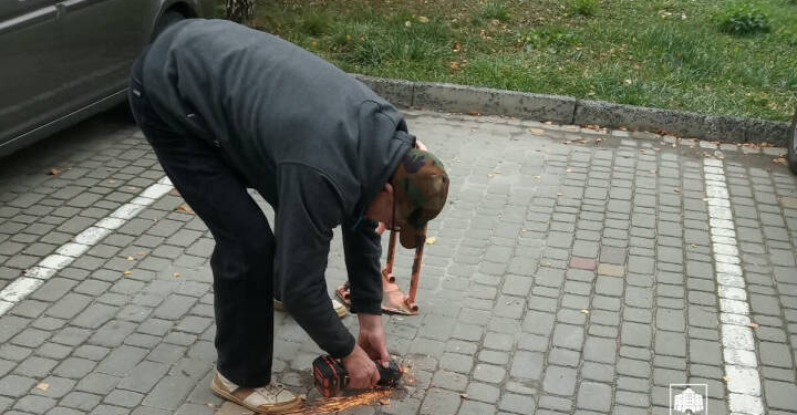 У Тернополі демонтували незаконний паркувальний обмежувач