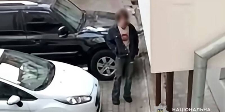 У Тернополі хуліган пошкодив авто військового
