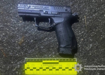 У Тернополі п'яний чоловік поранив підлітка з пістолета