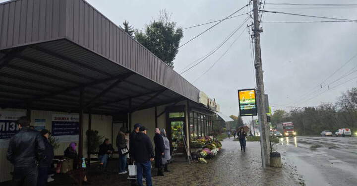 У Тернополі встановлюють розумні табло на зупинках
