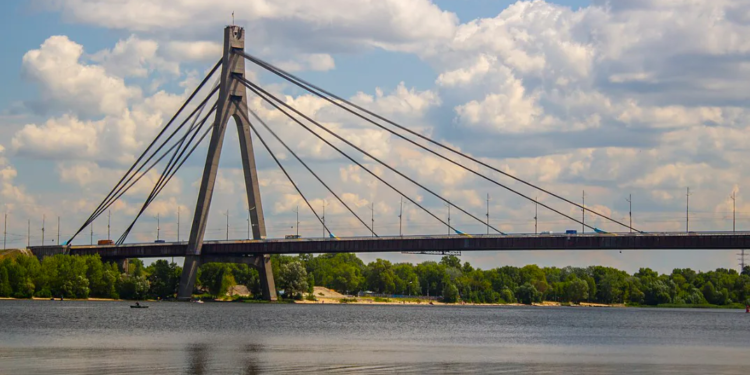 Удар рф по Північному мосту в Києві: є постраждалі